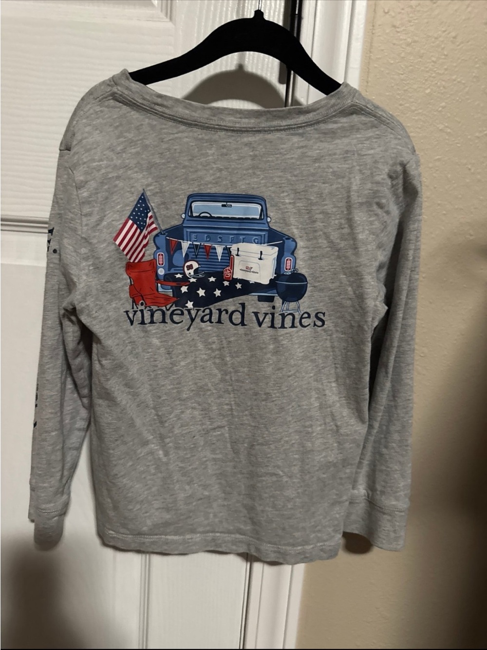 Vineyard Vines Light Gray Long-Sleeve Tee with Blue Truck & Patriotic Graphic